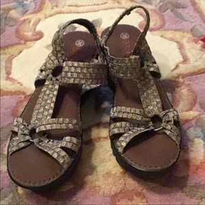 ***MAKE ME AN OFFER*** Purging to make space. 
Bernie Mev Gold Metallic Wedges